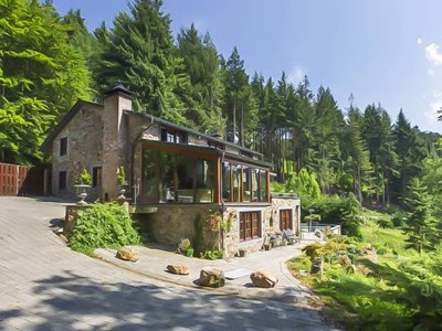 Bijzonder groepshuis met verwarmd zwembad, sauna en een geheel omheinde achtertuin met mini-waterval Bijzonder groepshuis met verwarmd zwembad, sauna en een geheel omheinde achtertuin met mini-waterval