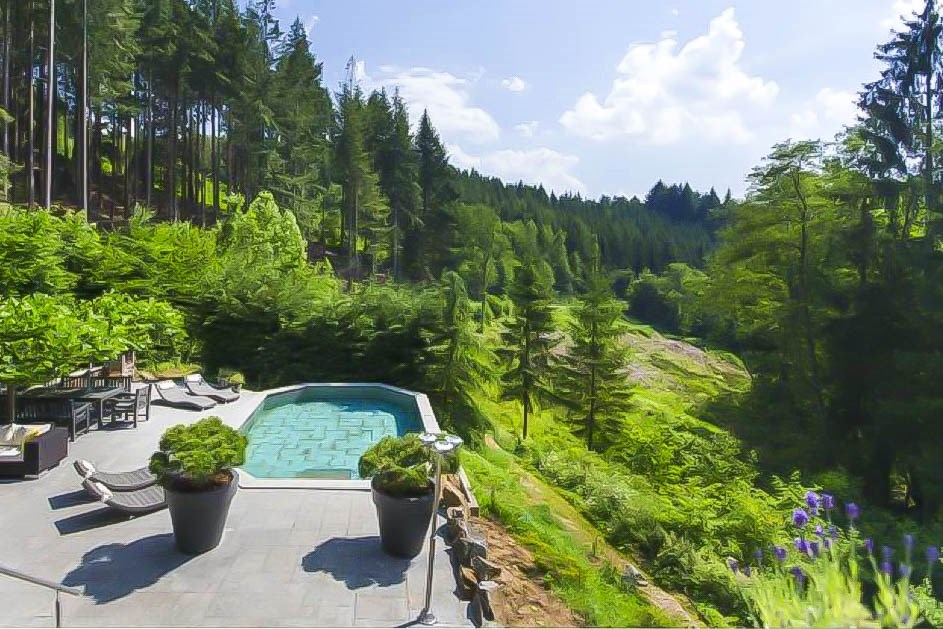 Bijzonder groepshuis met verwarmd zwembad, sauna en een geheel omheinde achtertuin met mini-waterval