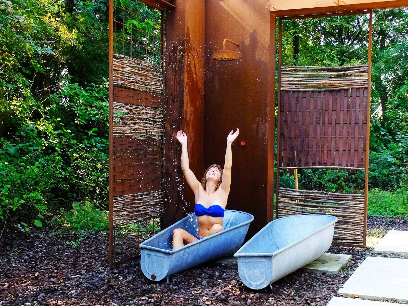 Uniek stalen boshuis met hottub en sauna