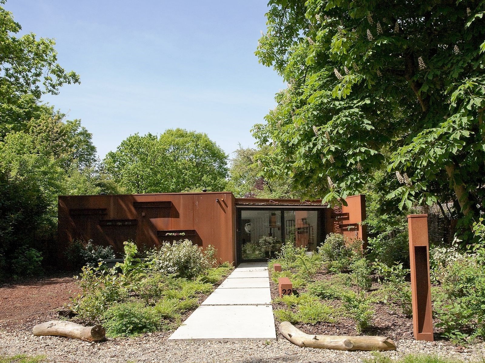 Uniek stalen boshuis met hottub en sauna