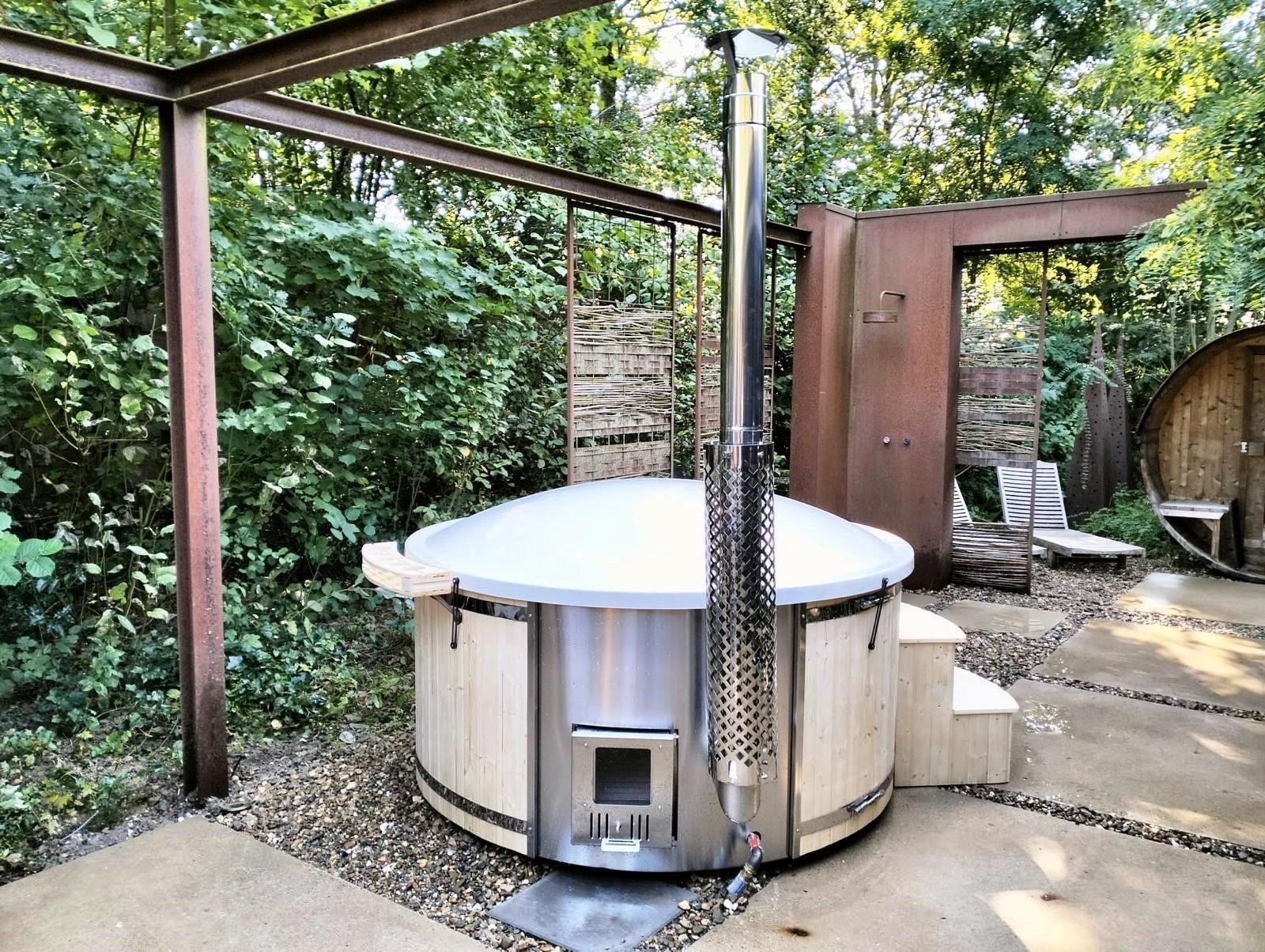 Uniek stalen boshuis met hottub en sauna