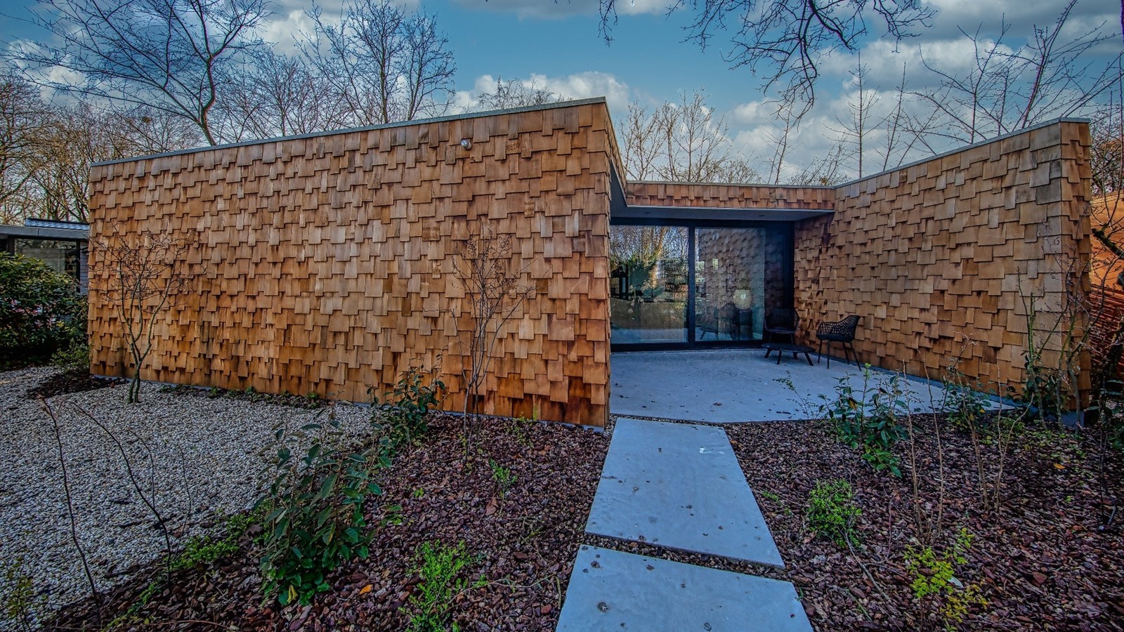 Uniek houten design boshuis met hottub en sauna