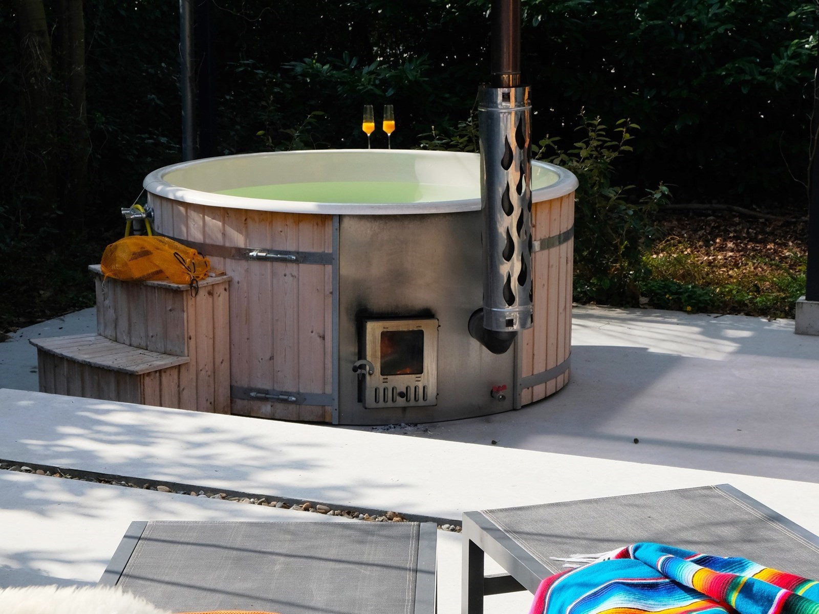 Uniek houten design boshuis met hottub en sauna