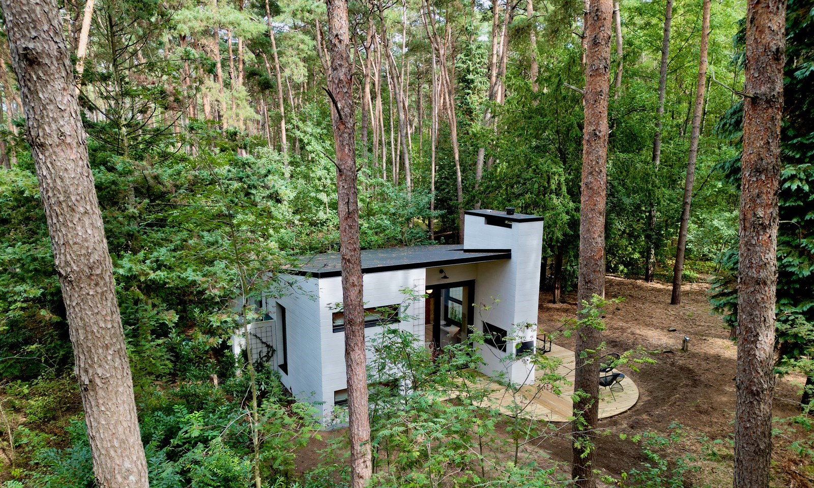 Sixties Bosvilla met giga aquarium in privé bos van 5000m2