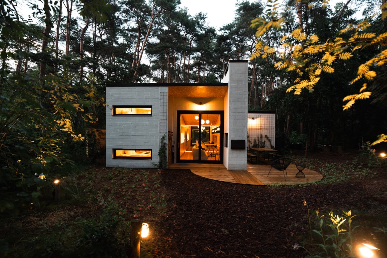 Sixties Bosvilla met giga aquarium in privé bos van 5000m2
