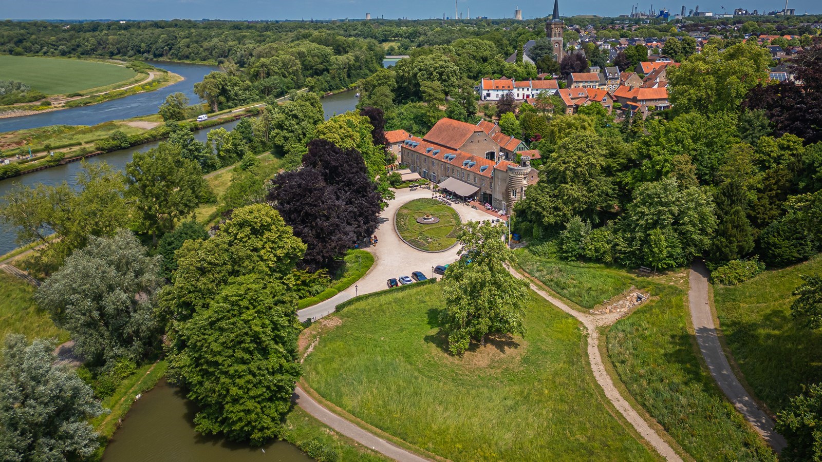 Slapen in de Torensuite van een kasteel met uitzicht over de kasteeltuin