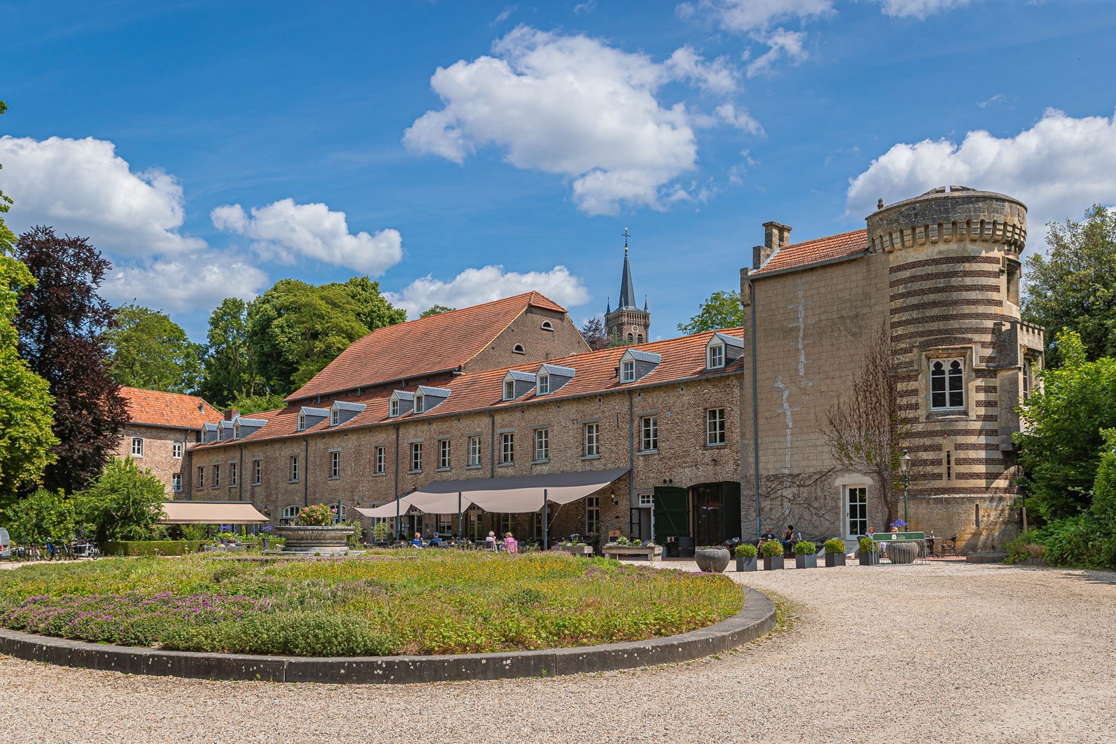 Slapen in de Torensuite van een kasteel met uitzicht over de kasteeltuin
