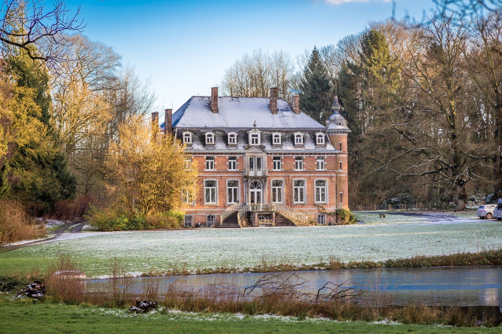 Bijzonder boshuisje naast een kasteel op een groot landgoed