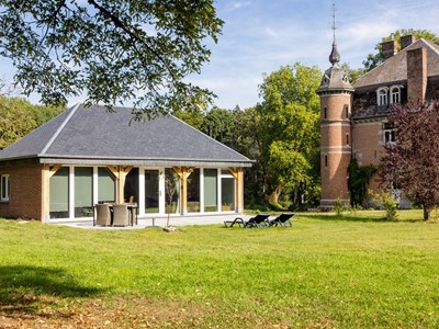 Bijzonder boshuisje naast een kasteel op een groot landgoed Bijzonder boshuisje naast een kasteel op een groot landgoed