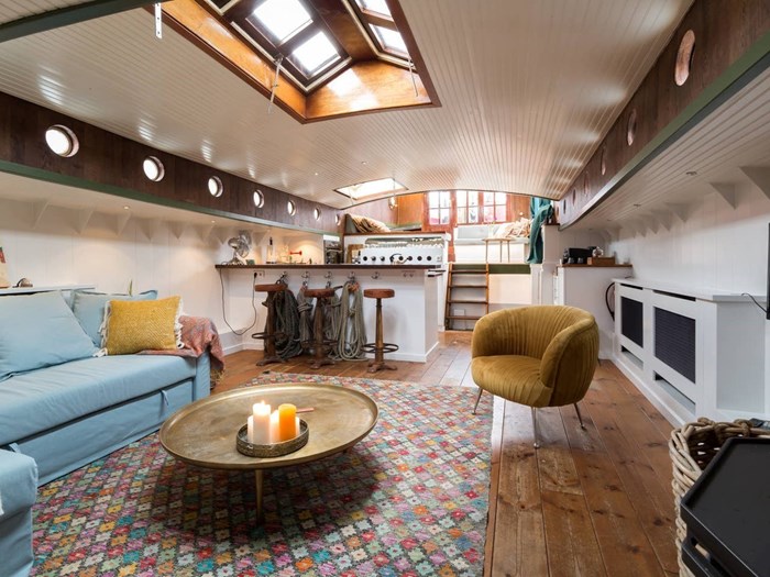 Overnachten op een historische zeetjalk in de oude haven -onder de molen- van een centraal gelegen vestingstadje Overnachten op een historische zeetjalk in de oude haven -onder de molen- van een centraal gelegen vestingstadje