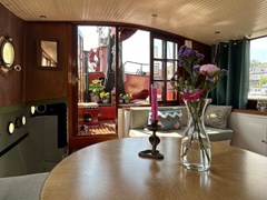 Overnachten op een historische zeetjalk in de oude haven -onder de molen- van een centraal gelegen vestingstadje Overnachten op een historische zeetjalk in de oude haven -onder de molen- van een centraal gelegen vestingstadje