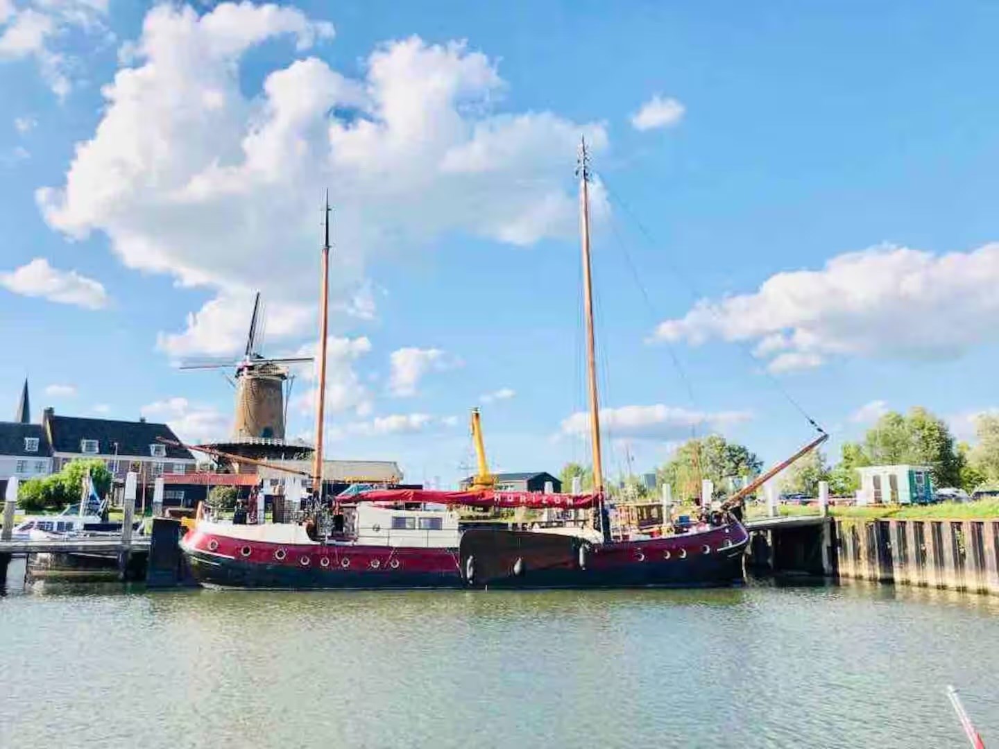 Overnachten op een historische zeetjalk in de oude haven -onder de molen- van een centraal gelegen vestingstadje