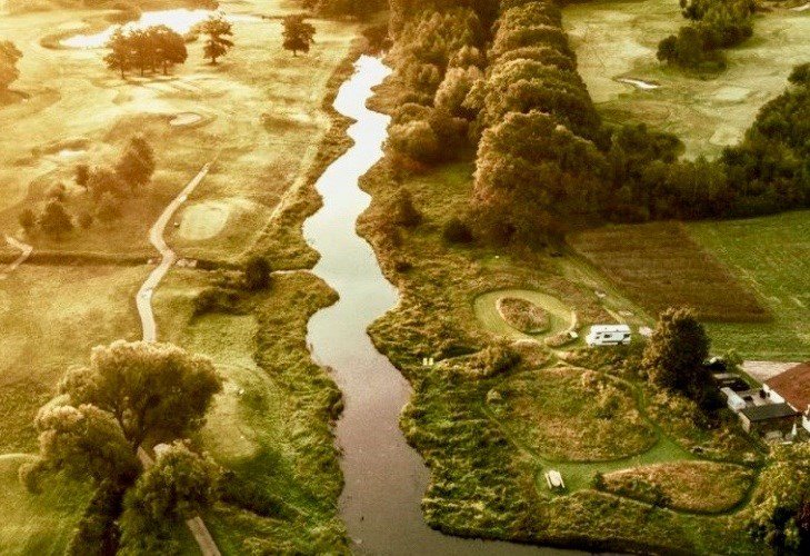 Vintage USA-camper met buitenbad en vuurplaats