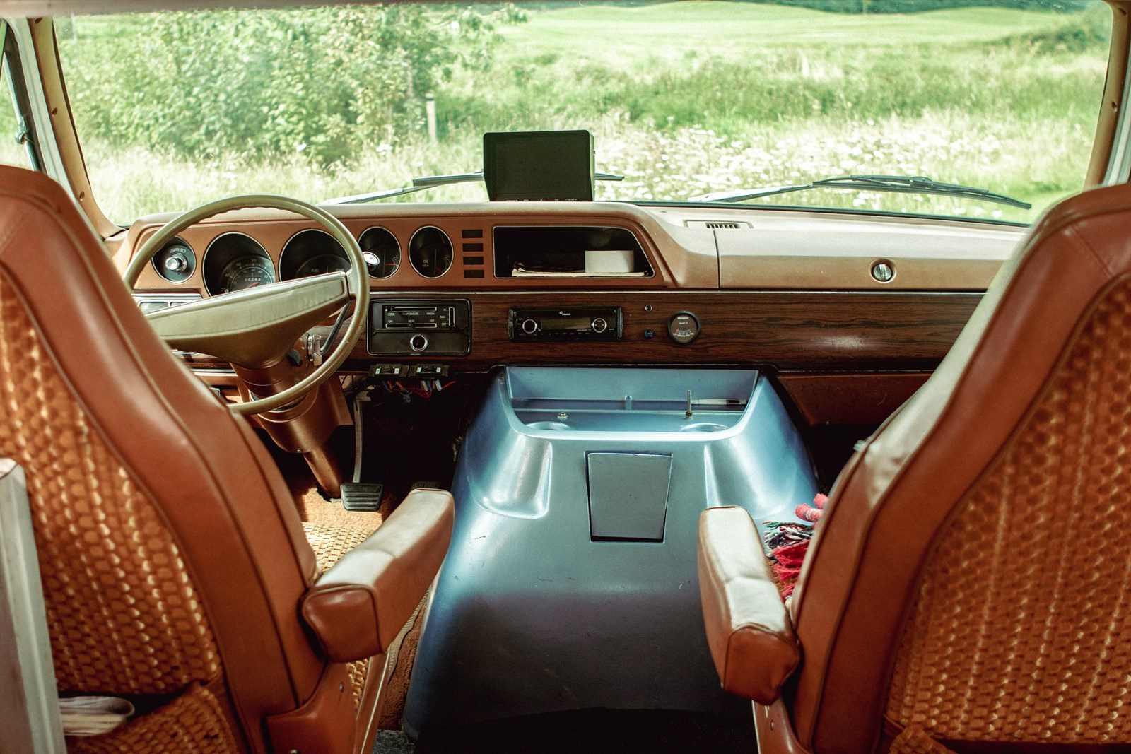 Vintage USA-camper met buitenbad en vuurplaats