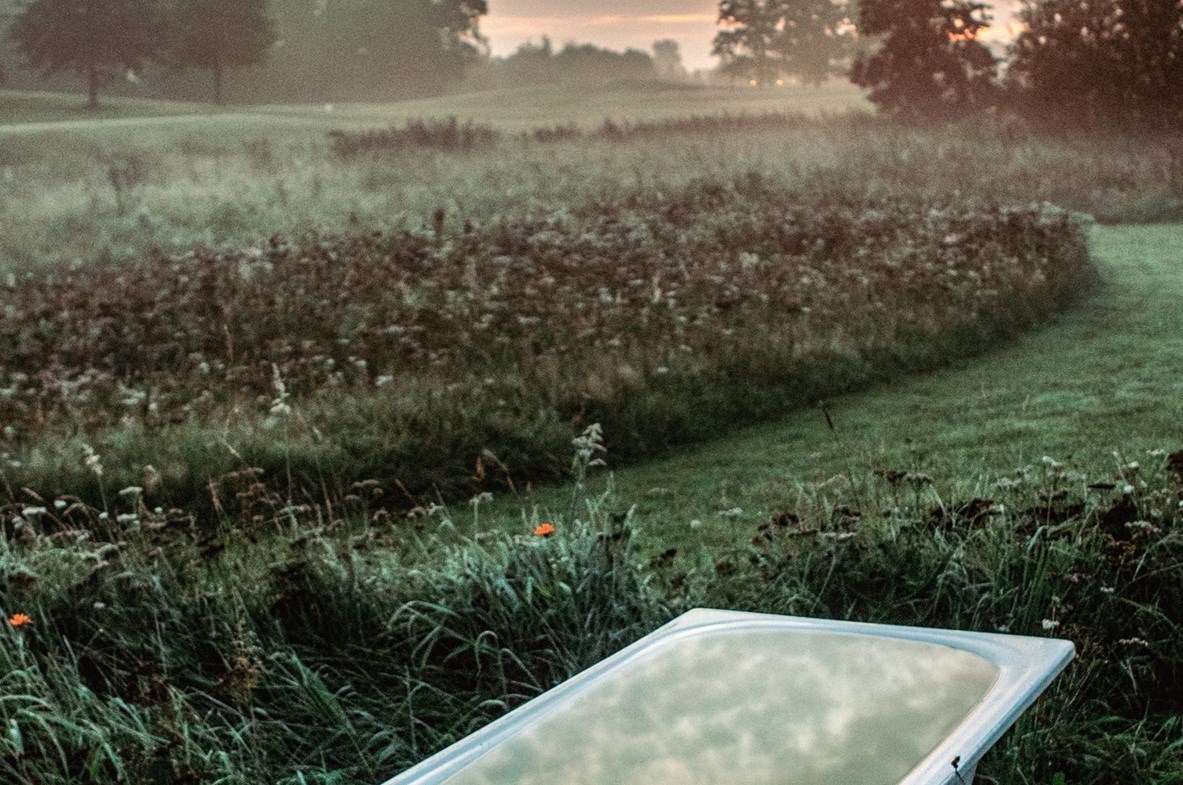 Vintage USA-camper met buitenbad en vuurplaats