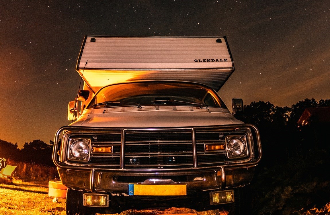 Vintage USA-camper met buitenbad en vuurplaats