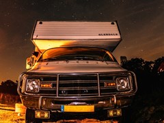 Vintage USA-camper met buitenbad en vuurplaats Vintage USA-camper met buitenbad en vuurplaats