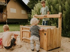 Klimmen en klauteren in deze kindvriendelijke en hondvriendelijke glampingtent Klimmen en klauteren in deze kindvriendelijke en hondvriendelijke glampingtent