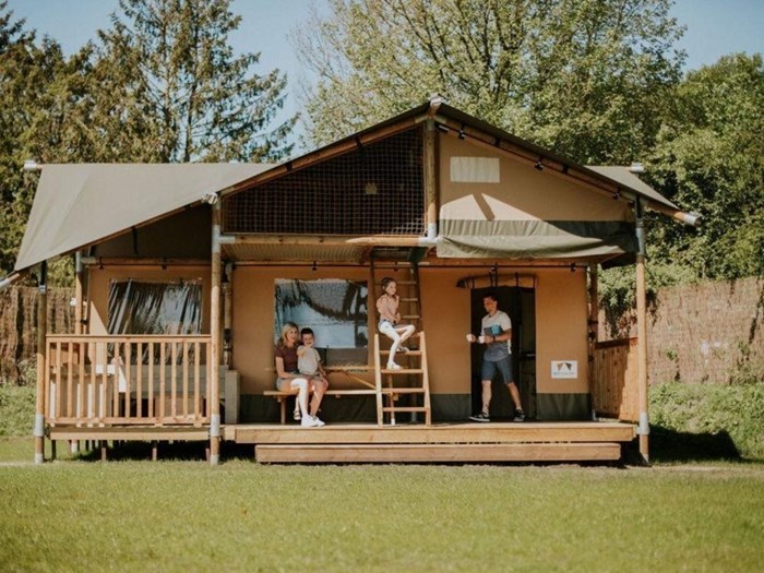 Klimmen en klauteren in deze kindvriendelijke en hondvriendelijke glampingtent Klimmen en klauteren in deze kindvriendelijke en hondvriendelijke glampingtent