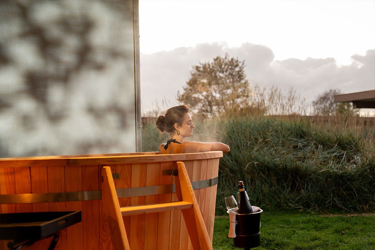 Luxe Gardensuite met privé jacuzzi op loopafstand van het strand