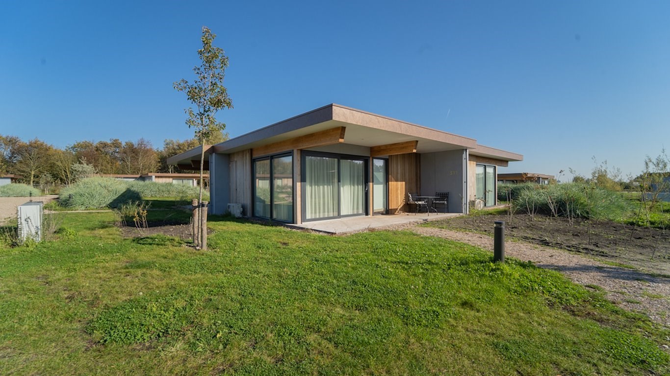 Luxe Gardensuite met privé jacuzzi op loopafstand van het strand