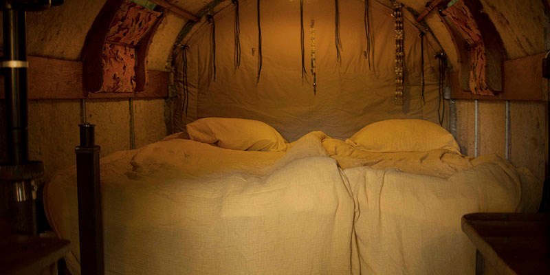 Origineel overnachten in een zelf gebouwde Huifwagen