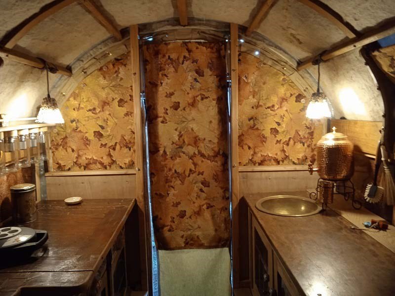 Origineel overnachten in een zelf gebouwde Huifwagen