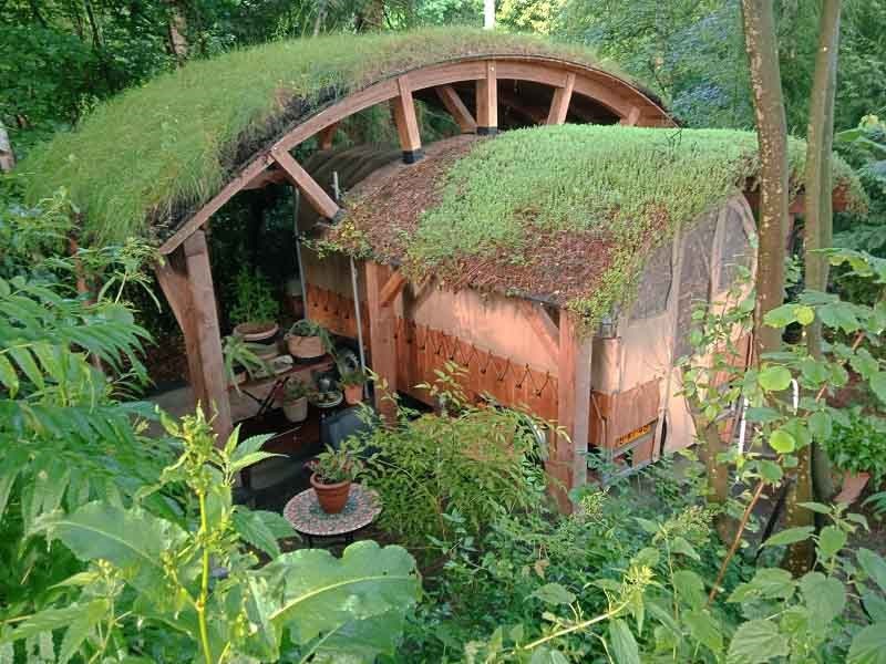 Origineel overnachten in een zelf gebouwde Huifwagen