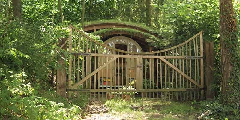 Origineel overnachten in een zelf gebouwde Huifwagen