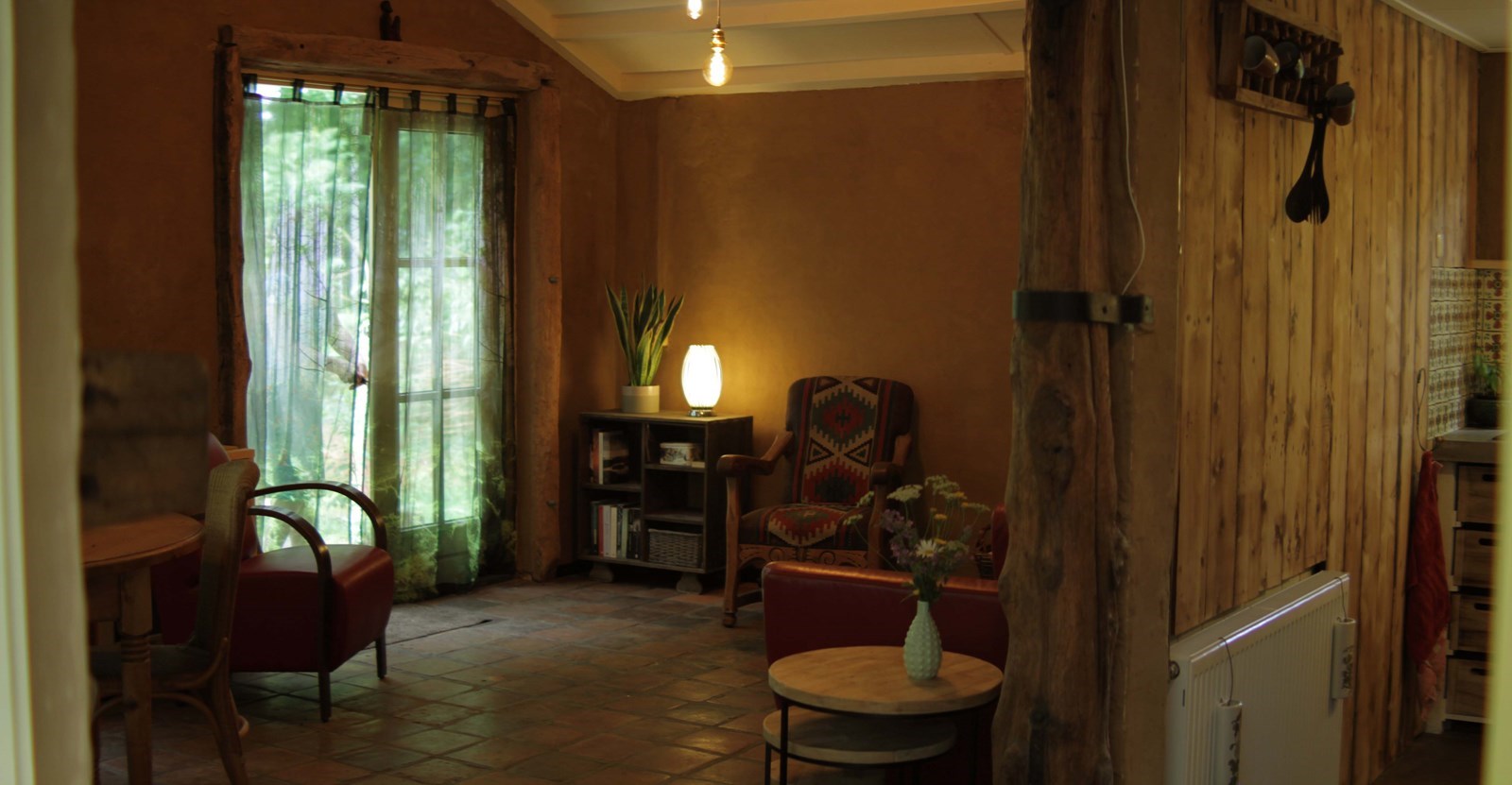 Uniek boshuisje gebouwd met eco-materialen en waar je kunt koken in een houtgestookte leemoven