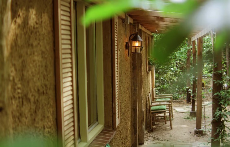 Uniek boshuisje gebouwd met eco-materialen en waar je kunt koken in een houtgestookte leemoven