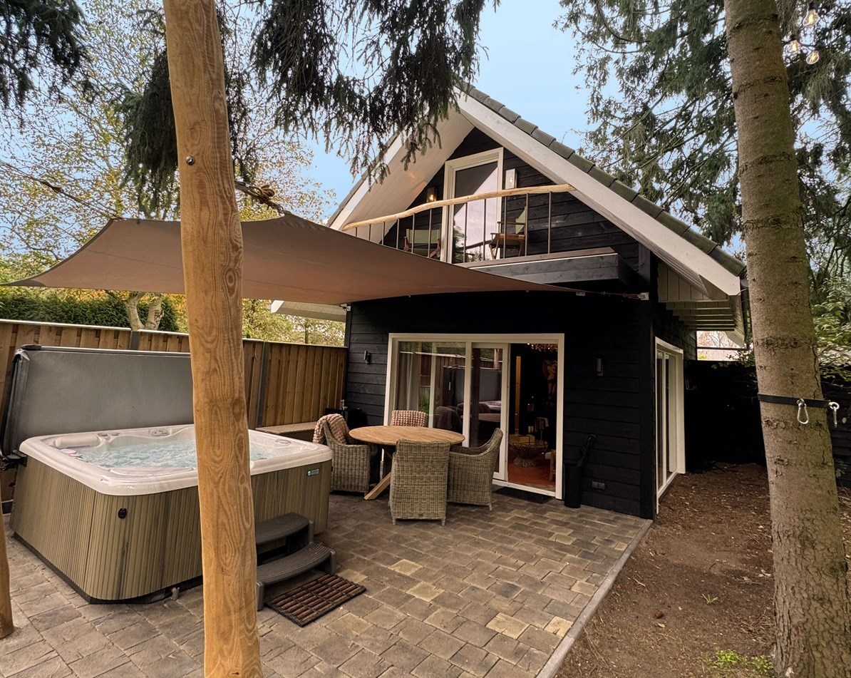 Luxe Wellnesslodge met 2 persoons Bubbelbad, Stoomruimte & sauna, geïnspireerd op het Zuid-Amerikaanse regenwoud. *** Gratis Fles Prosecco en Partner Connect Box ***