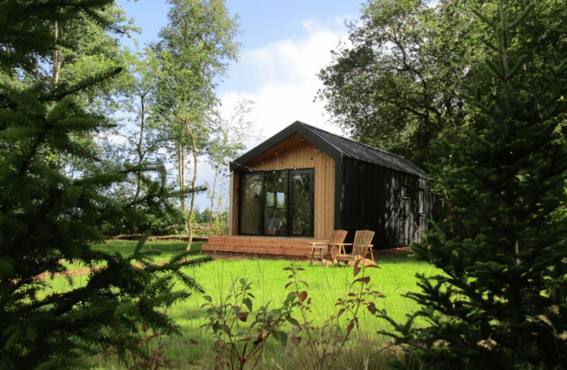 Tiny house met hottub onder een grote eik