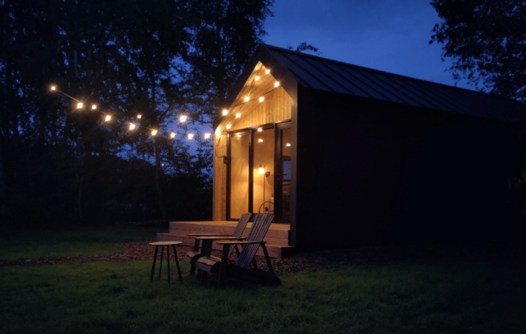Tiny house met hottub onder een grote eik
