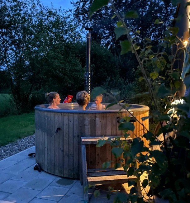 Tiny house met hottub onder een grote eik