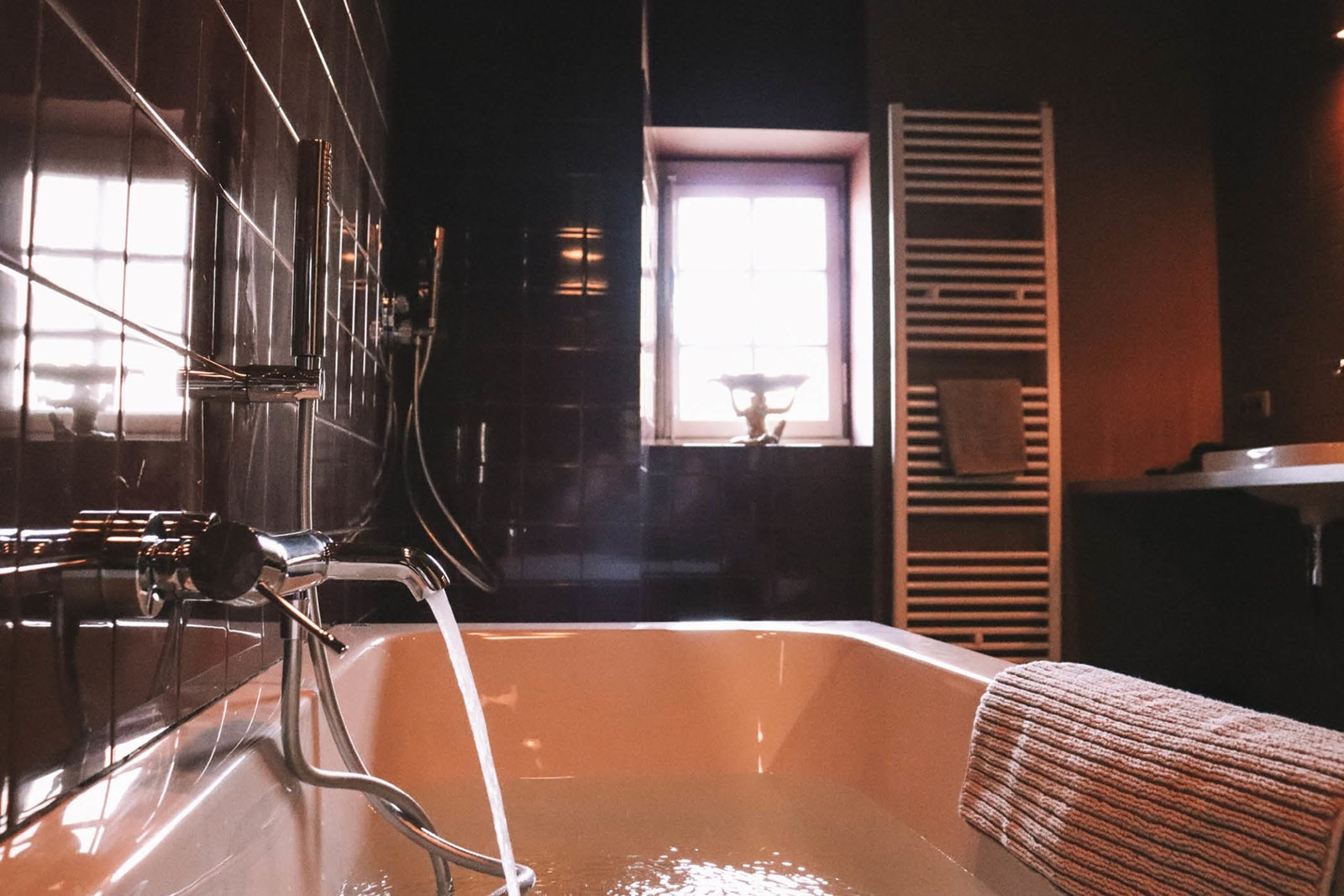 Sfeervolle kasteelkamer met bad en inloopdouche