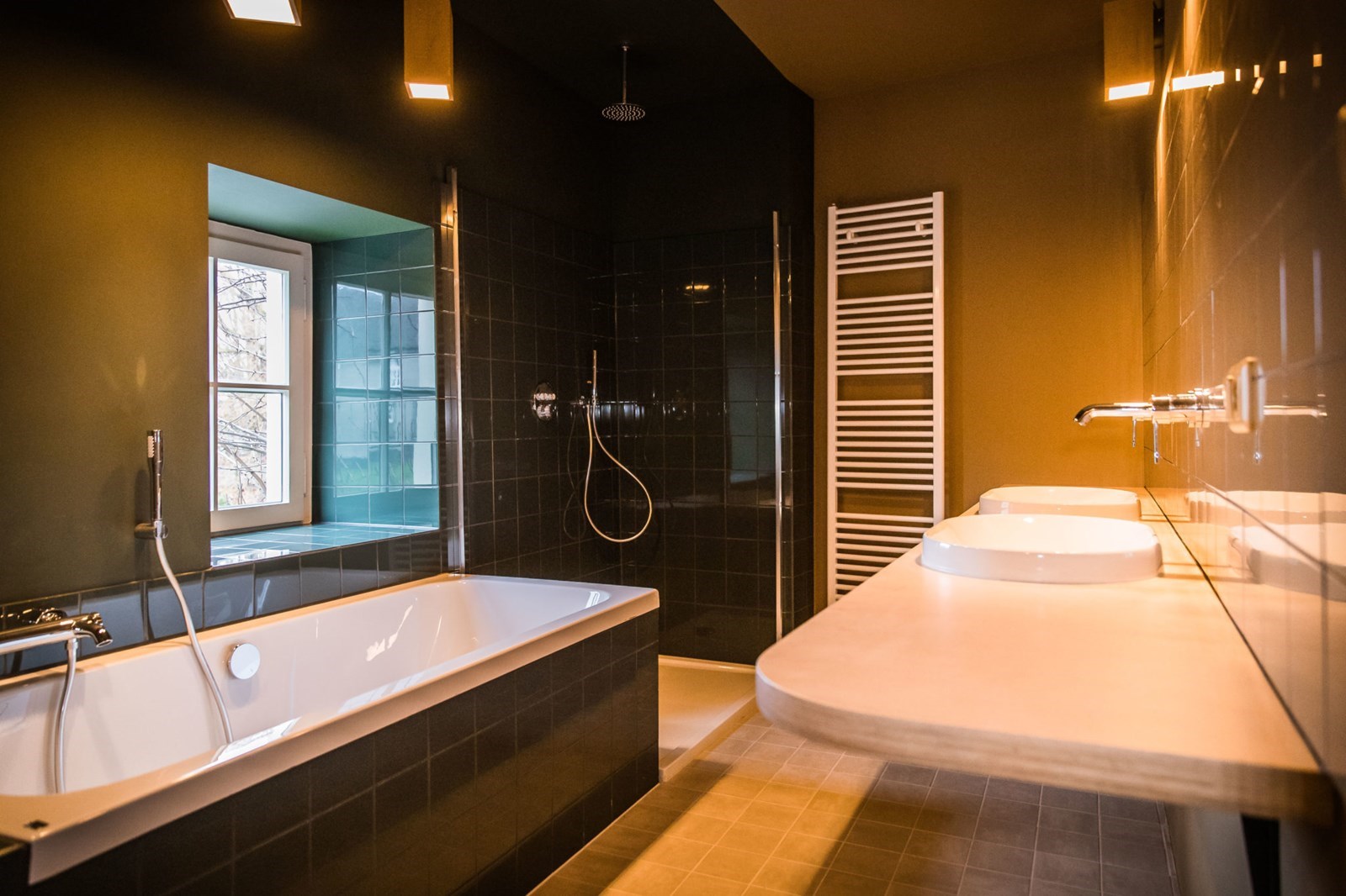 Sfeervolle kasteelkamer met bad en inloopdouche