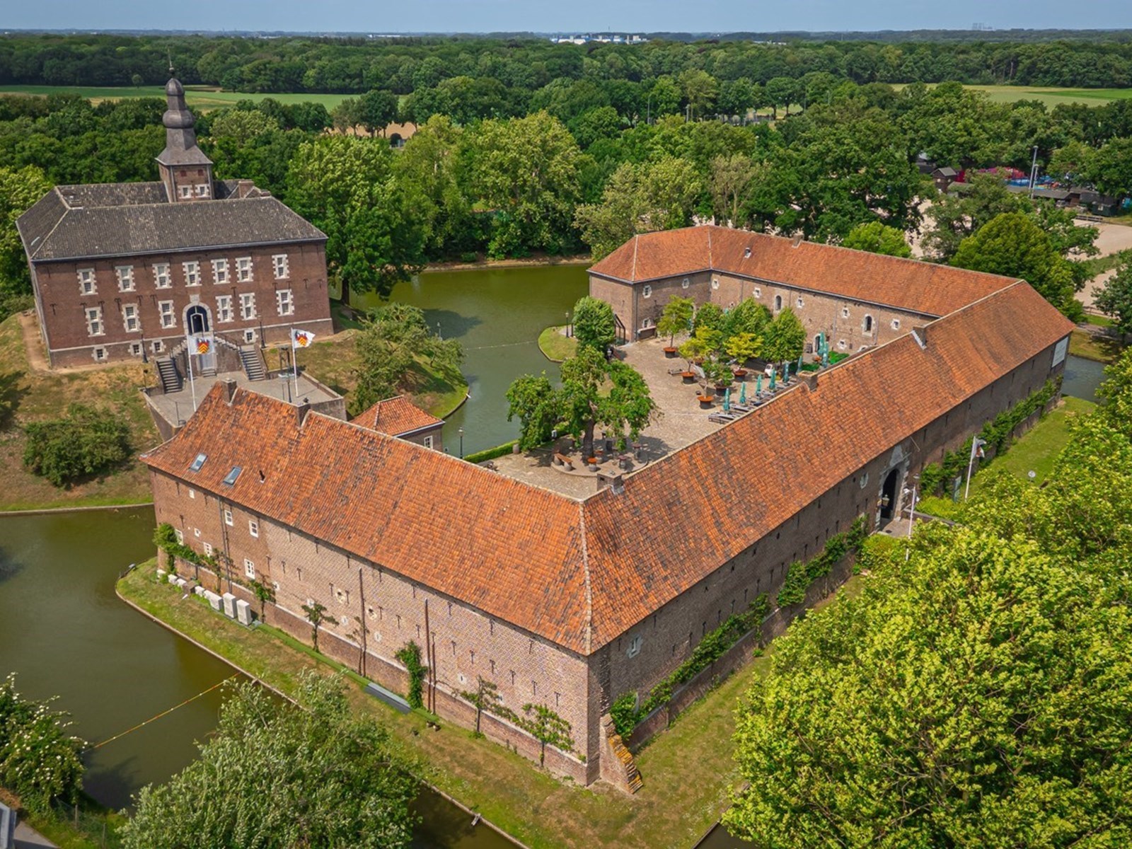 Sfeervolle kasteelkamer met bad en inloopdouche