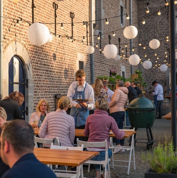 Sfeervolle kasteelkamer met bad en inloopdouche
