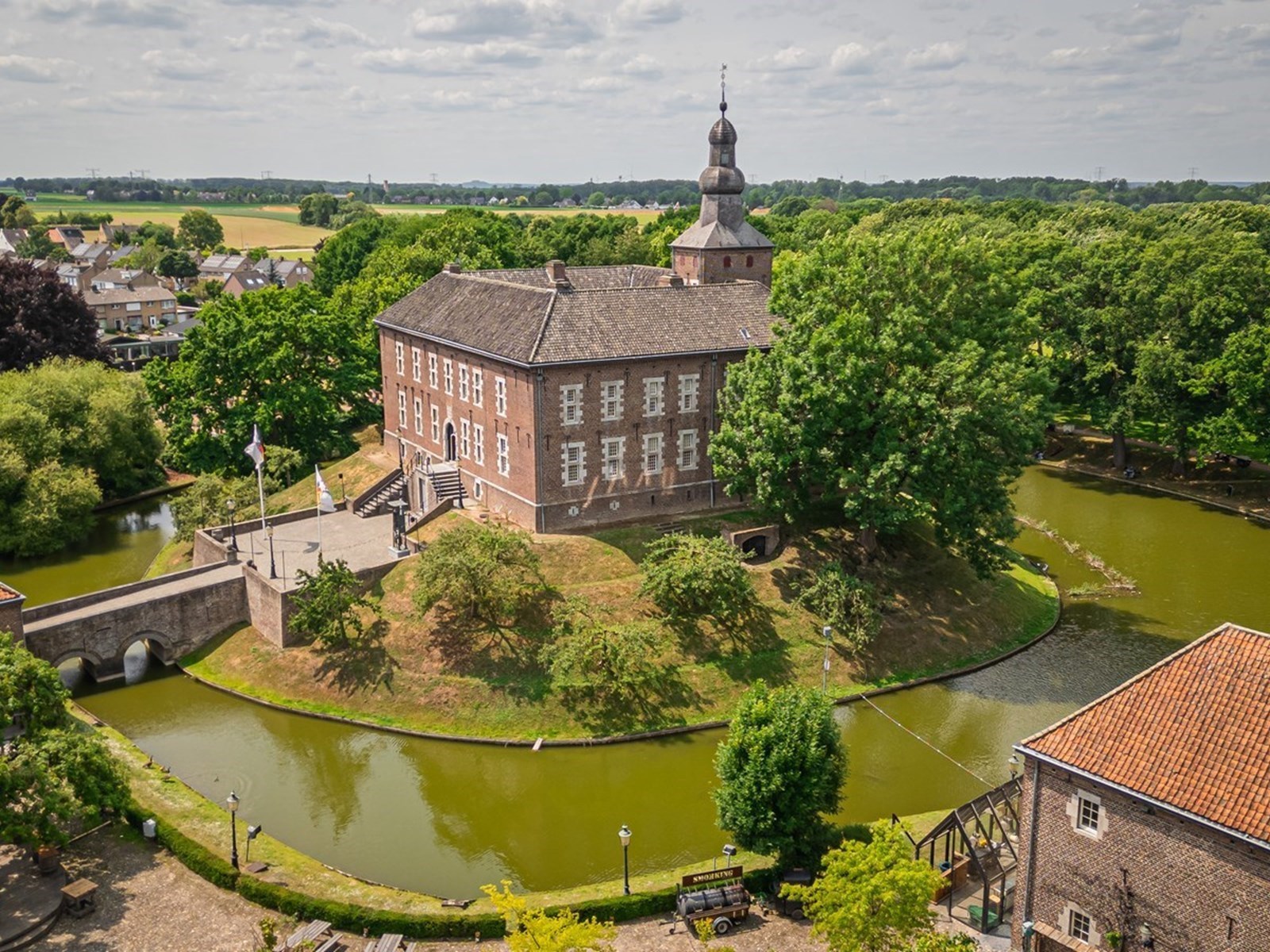 Sfeervolle kasteelkamer met bad en inloopdouche
