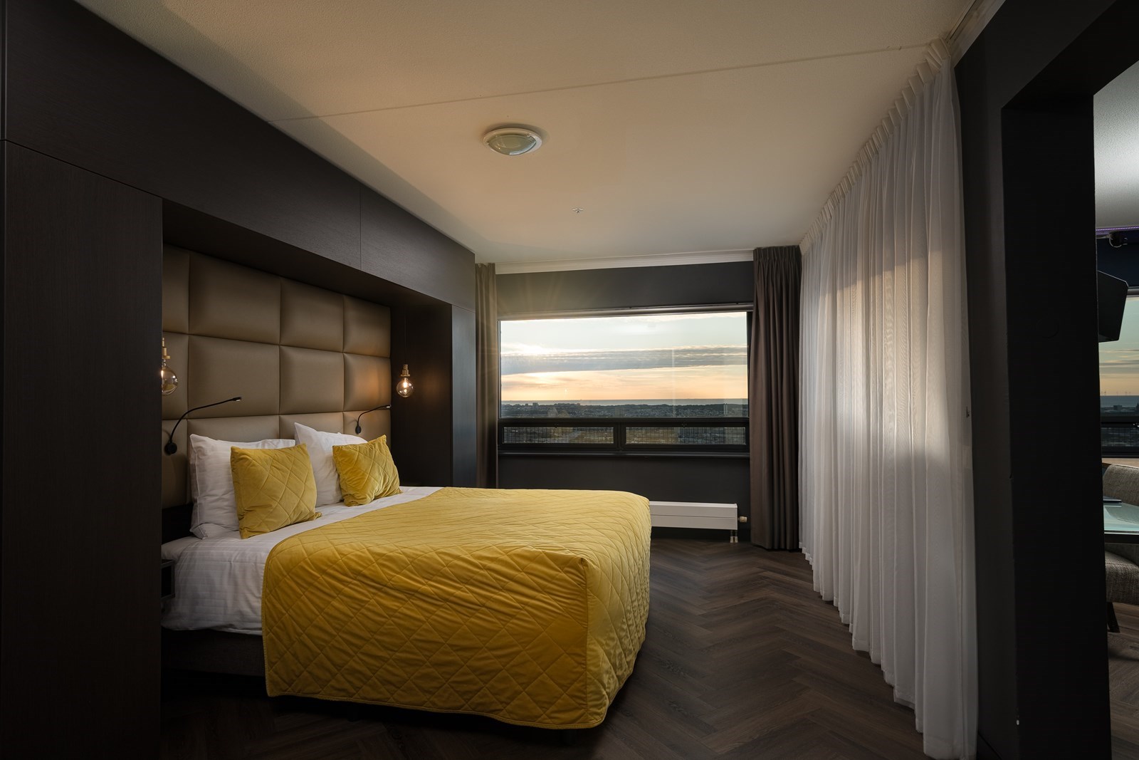 Privé bioscoop beleving op de 39e verdieping van een wolkenkrabber in Den Haag