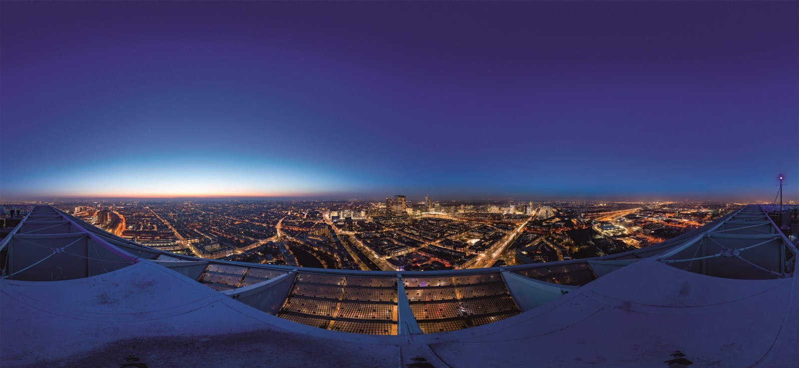 Privé bioscoop beleving op de 39e verdieping van een wolkenkrabber in Den Haag