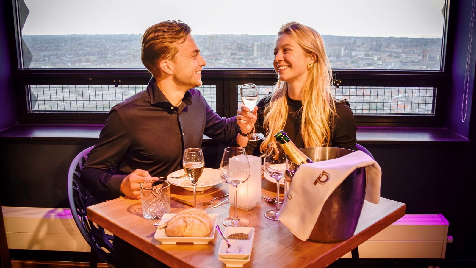 Unieke romantische overnachting van een wolkenkrabber in een Penthouse Appartement, versierd met 100 rozen en ballonnen