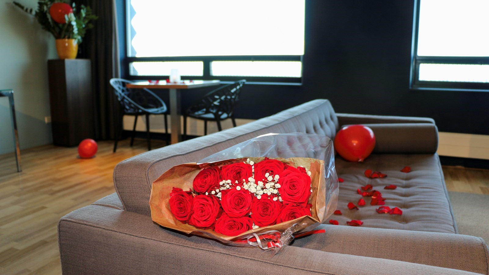 Unieke romantische overnachting van een wolkenkrabber in een Penthouse Appartement, versierd met 100 rozen en ballonnen