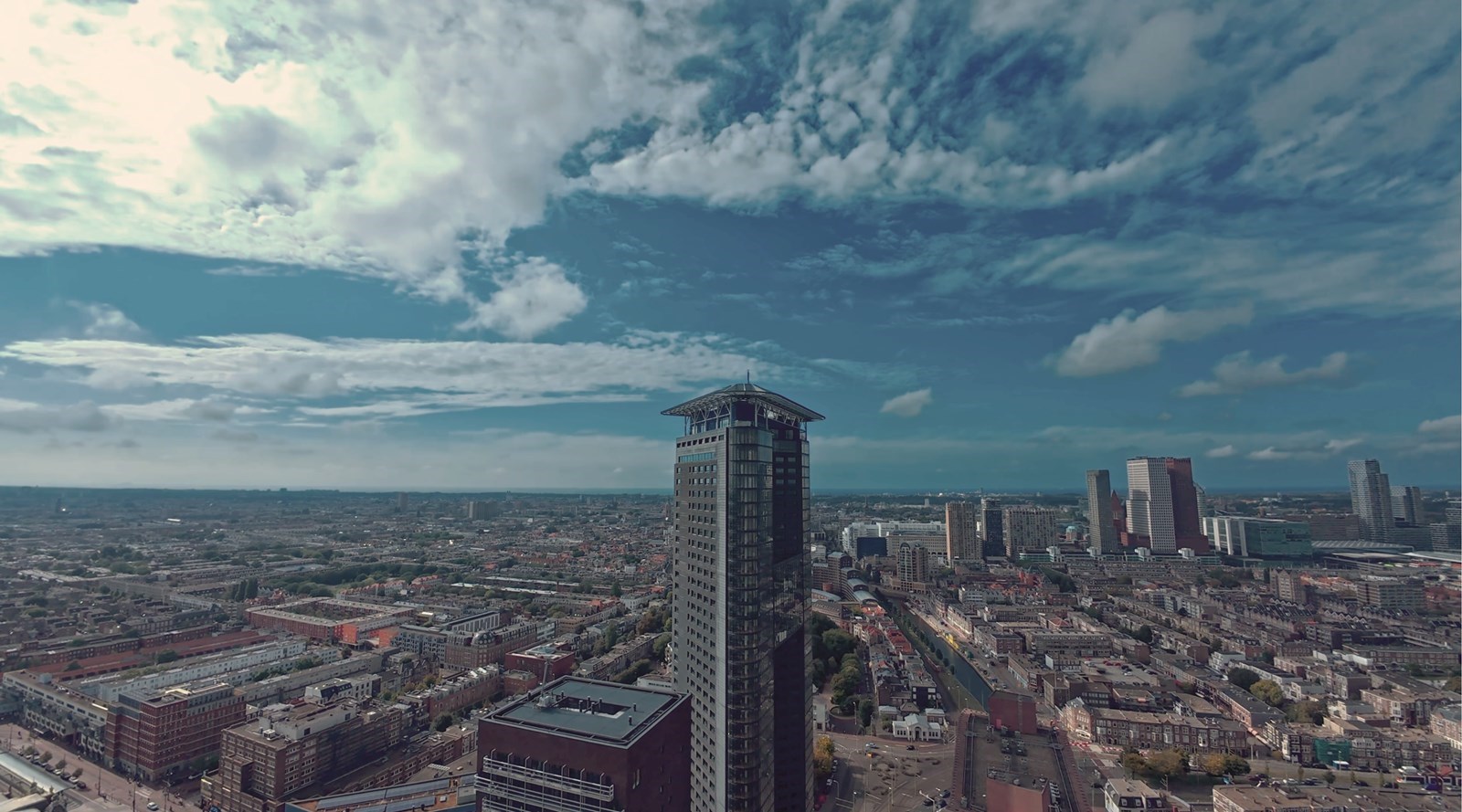 Geniet van vergezichten op zee en een fantastische zonsondergang in een XL appartement op de 39e verdieping van een wolkenkrabber