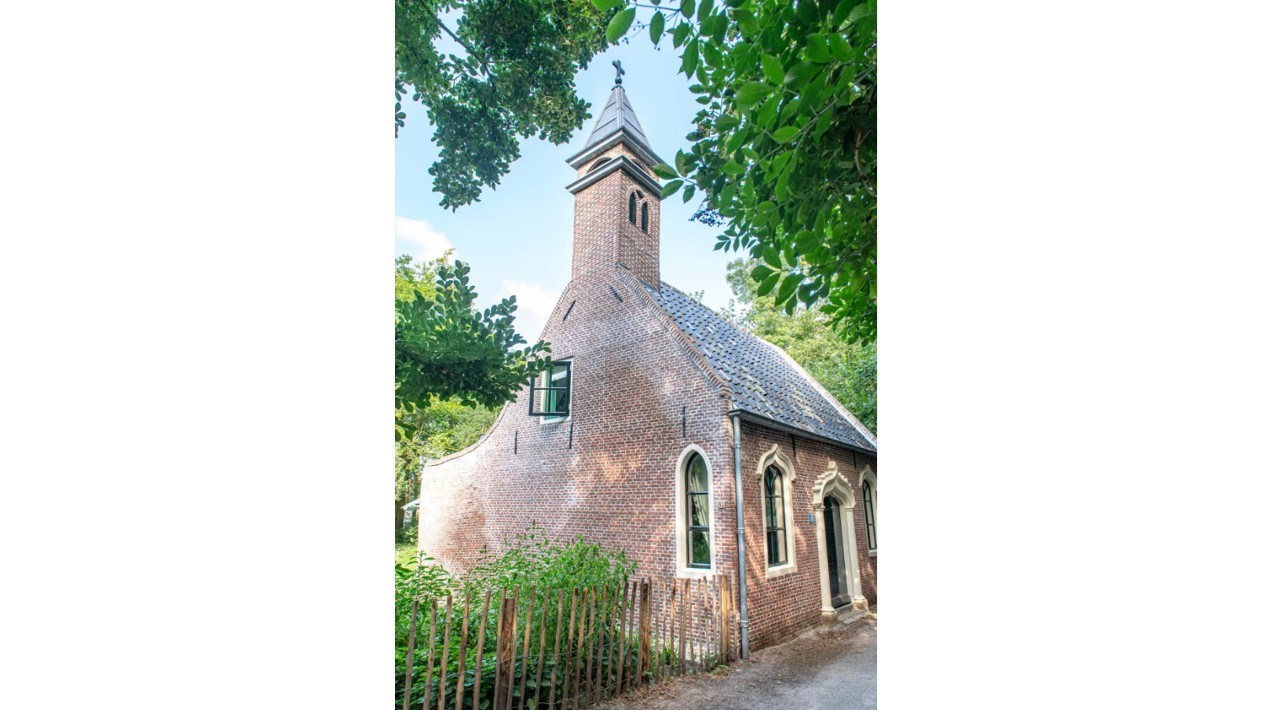 Romantisch overnachten in een kleine Kapel uit 1770 in een prachtig parkbos