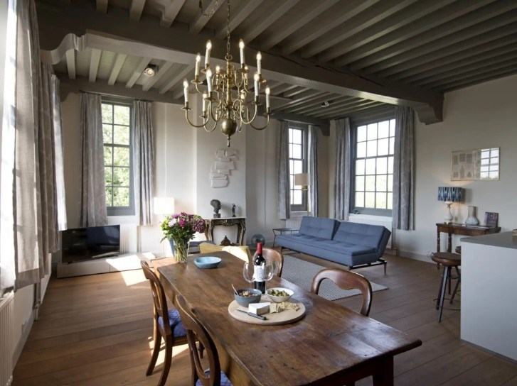 Slapen in het schilderachtige Tolhuis met uitzicht over de rivier