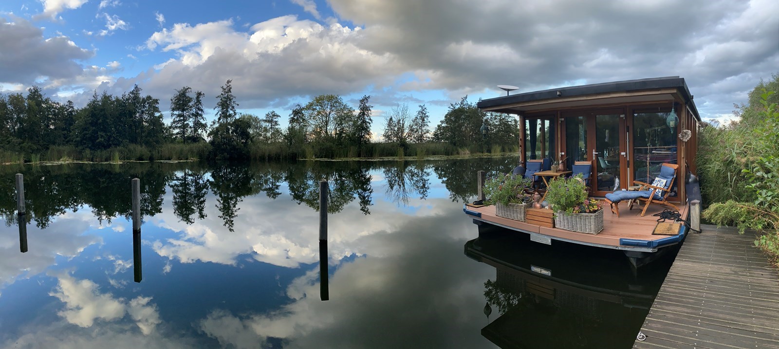 Een volledig zelfvoorzienende, elektrische woonboot – waar comfort en rust samenkomen