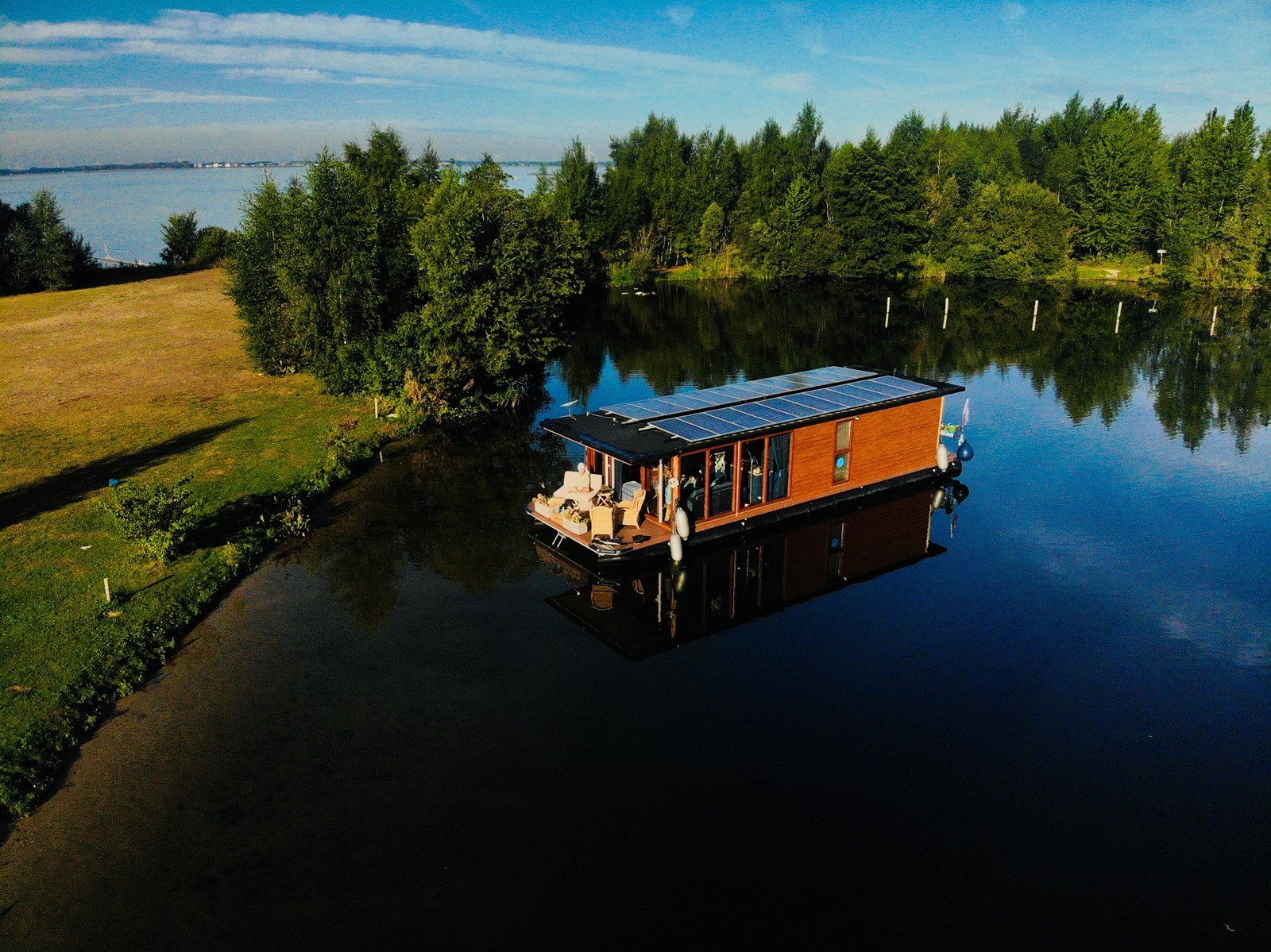 Een volledig zelfvoorzienende, elektrische woonboot – waar comfort en rust samenkomen