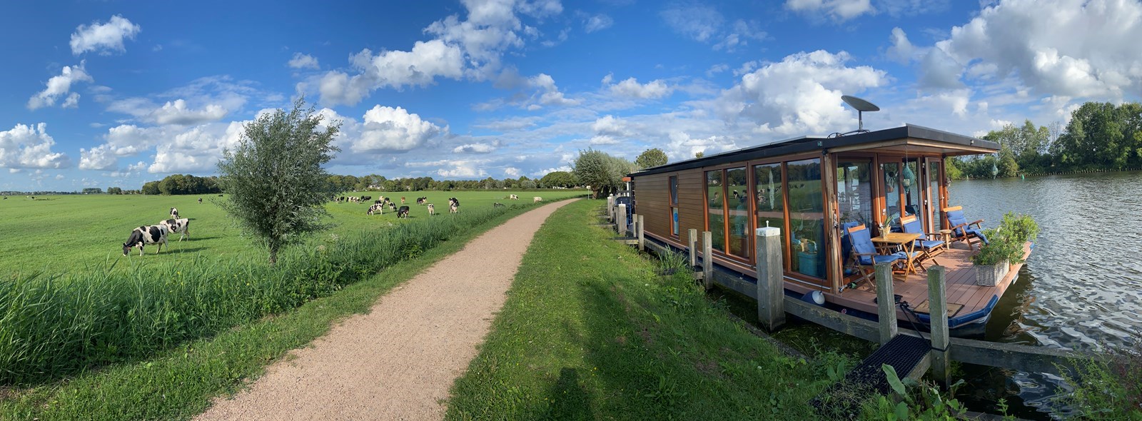 Een volledig zelfvoorzienende, elektrische woonboot – waar comfort en rust samenkomen